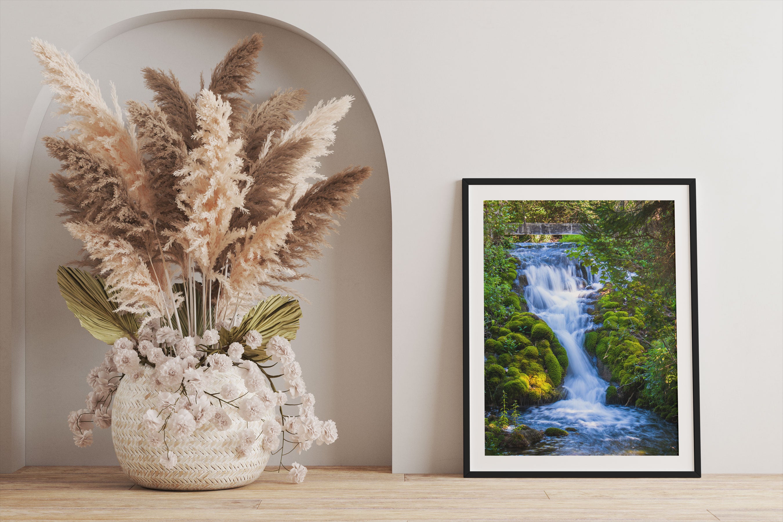 Wasserfall im grünen Wald, Gerahmtes Bild