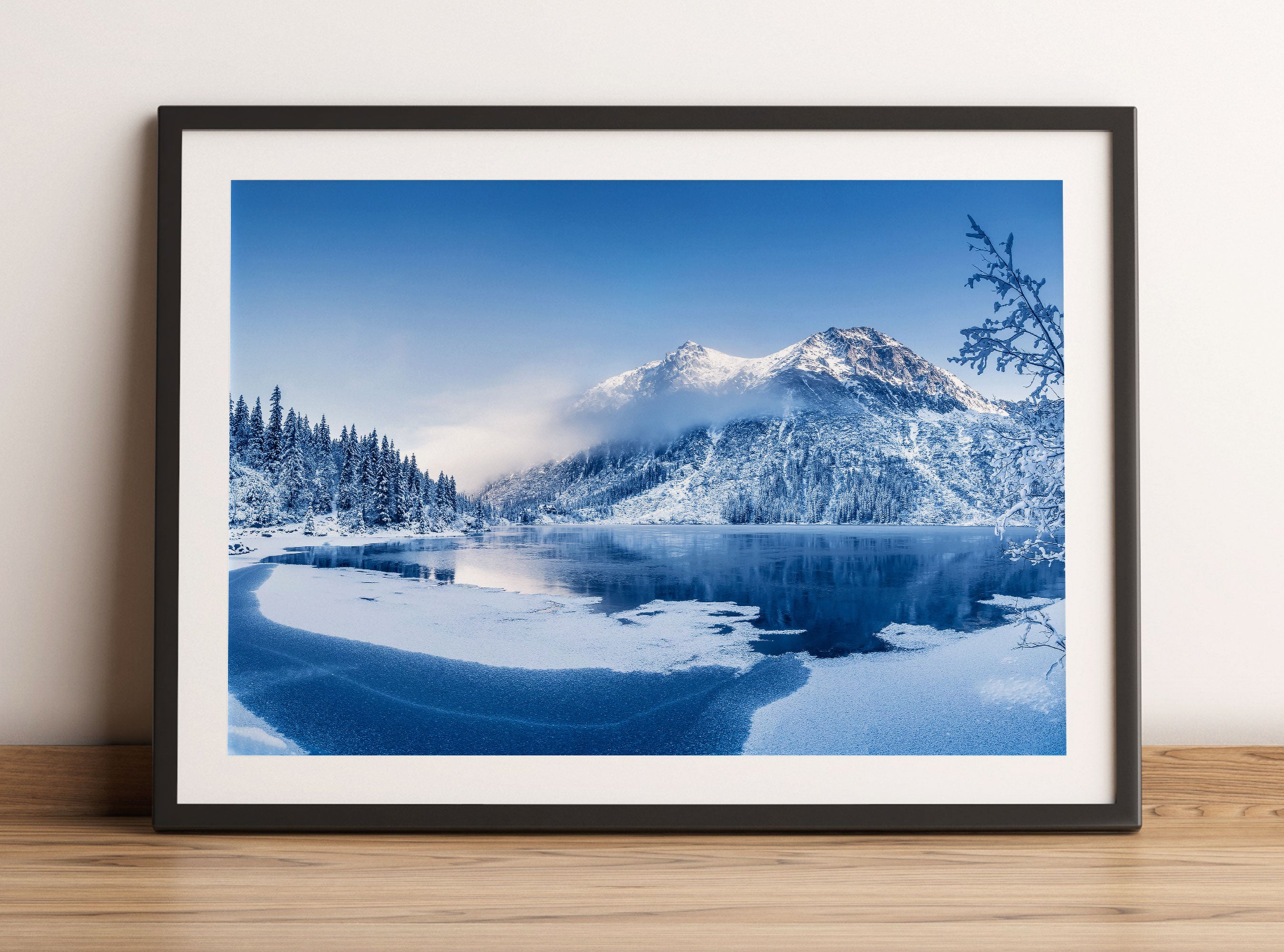 Winterlandschaft mit gefrorenem Bergsee, Gerahmtes Bild