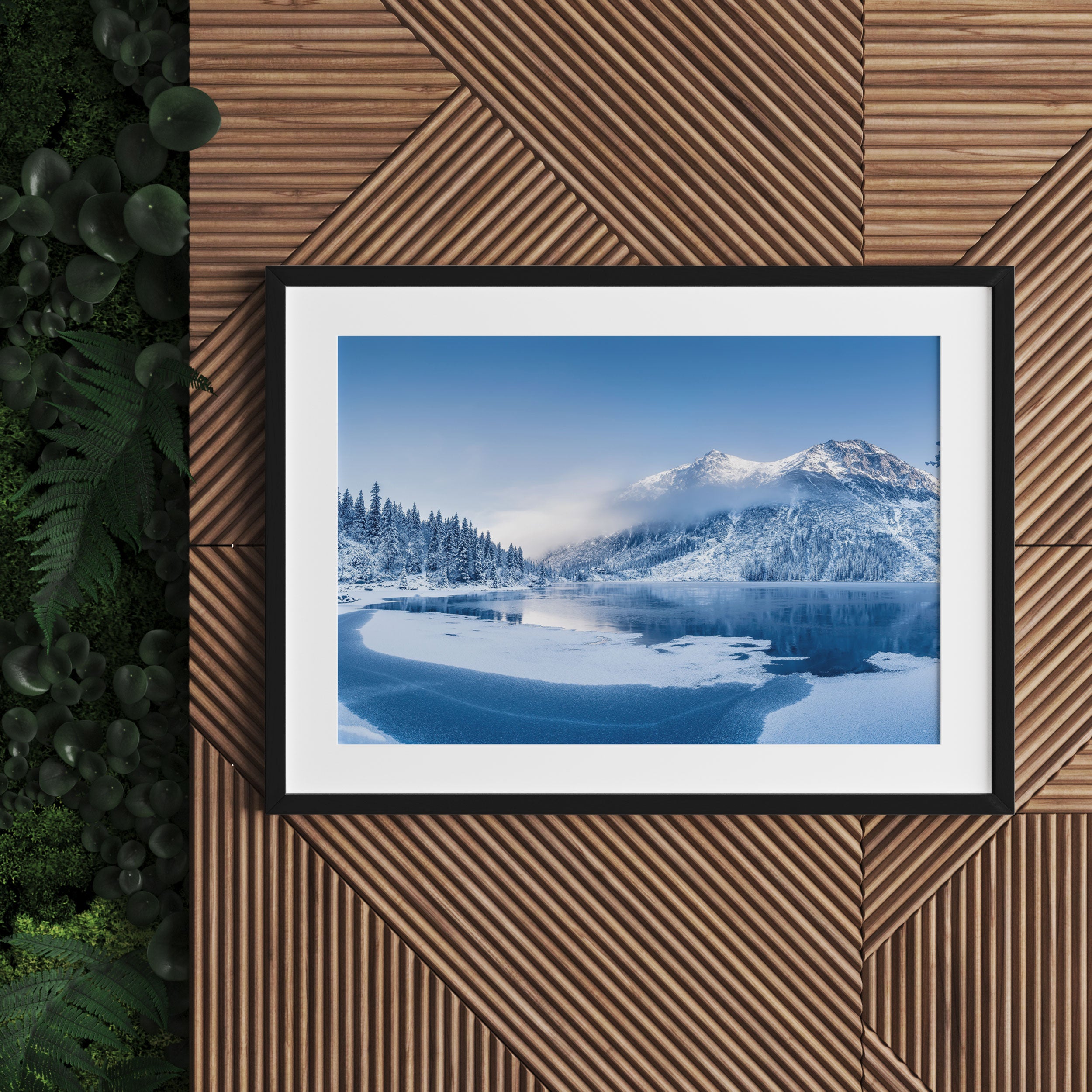 Winterlandschaft mit gefrorenem Bergsee, Gerahmtes Bild