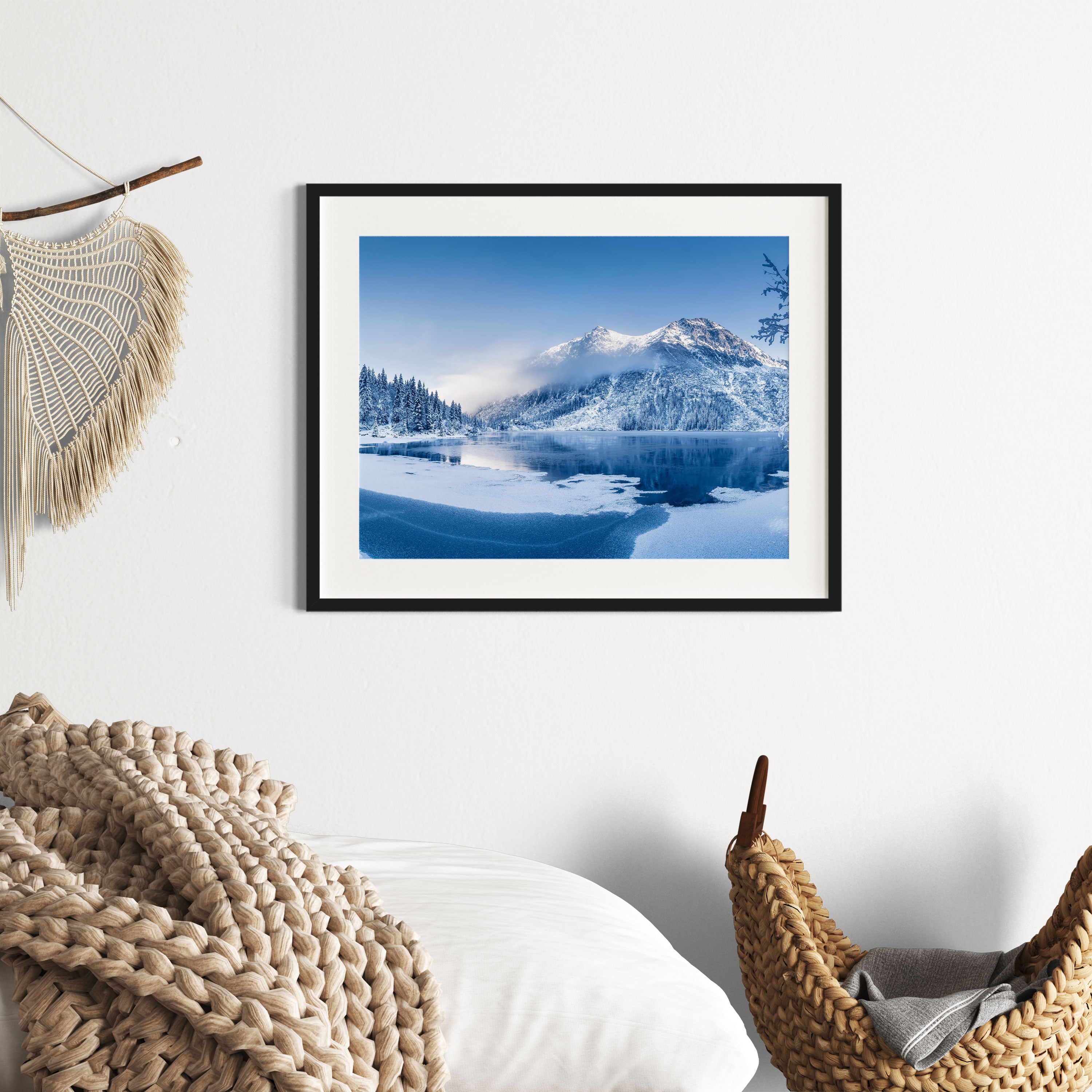 Winterlandschaft mit gefrorenem Bergsee, Gerahmtes Bild