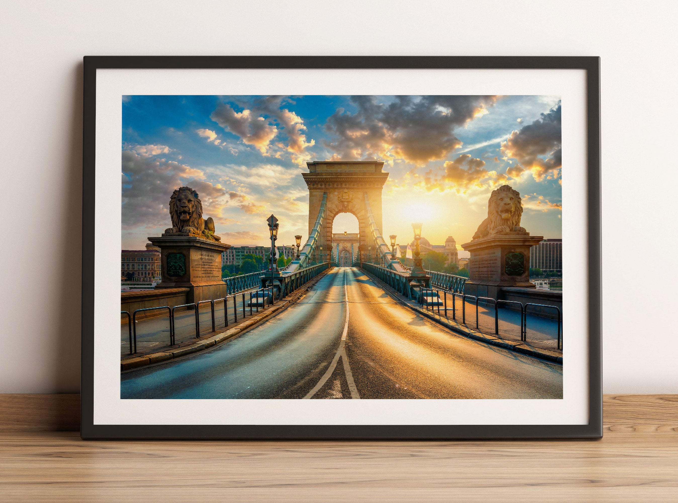 Brücke in Budapest bei Sonnenuntergang, Gerahmtes Bild